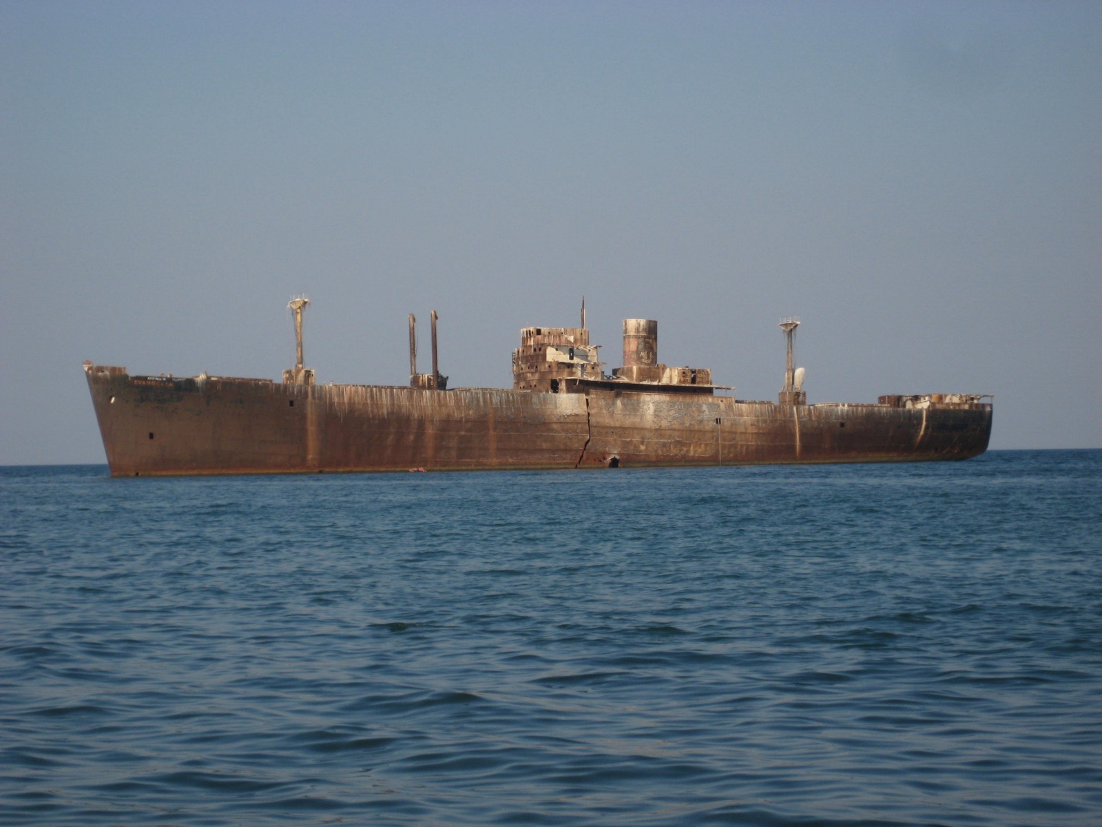 Das Wrack der Evangelia im Jahr 2008 von der Seite, mit dem ganzen Rumpf, den Masten und den noch stehenden Aufbauten